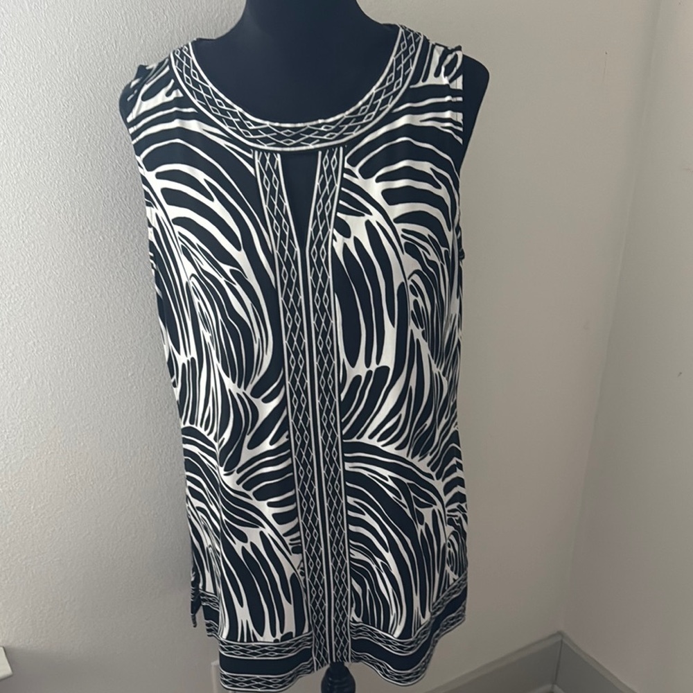 Dana Buchman black white geo print front keyhole sleeveless top blouse‎ tunic L